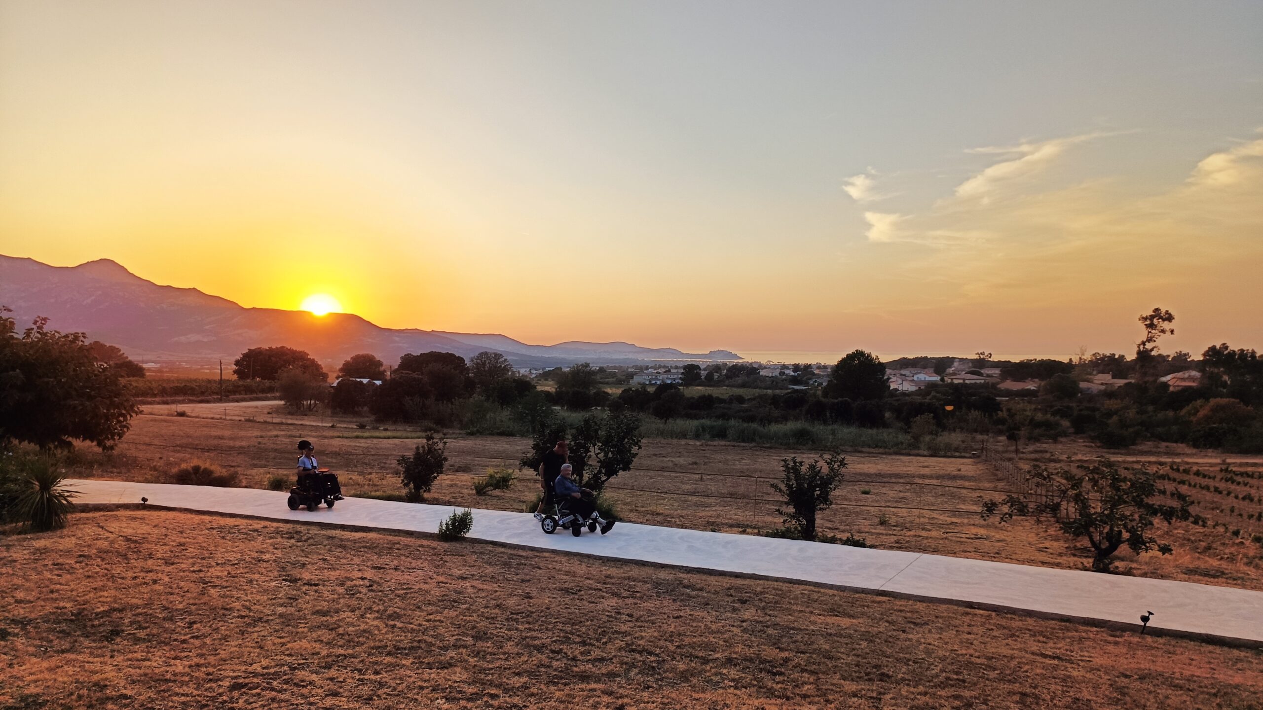Coucher de soleil fauteuil roulant Corse