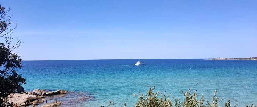Plage en Corse, vue du littoral